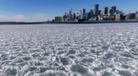 Foto yang diabadikan pada 24 Januari 2026 ini menunjukkan Danau Ontario yang membeku di Toronto, Kanada. (Xinhua)