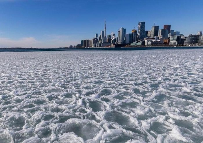 Foto yang diabadikan pada 24 Januari 2026 ini menunjukkan Danau Ontario yang membeku di Toronto, Kanada. (Xinhua)