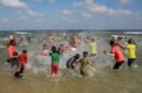 Anak-anak bermain dalam sebuah acara renang yang diikuti oleh sekitar 1.300 anak di sebuah pantai di Khan Younis, Jalur Gaza selatan, pada 21 Agustus 2026. (Xinhua)