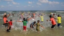 Anak-anak bermain dalam sebuah acara renang yang diikuti oleh sekitar 1.300 anak di sebuah pantai di Khan Younis, Jalur Gaza selatan, pada 21 Agustus 2026. (Xinhua)