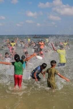 Anak-Anak Gaza Berenang, Temukan Kebahagiaan Akibat Perang