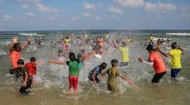 
Anak-anak bermain dalam sebuah acara renang yang diikuti oleh sekitar 1.300 anak di sebuah pantai di Khan Younis, Jalur Gaza selatan, pada 21 Agustus 2026. (Xinhua)