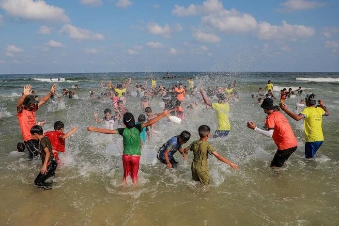 Anak-anak bermain dalam sebuah acara renang yang diikuti oleh sekitar 1.300 anak di sebuah pantai di Khan Younis, Jalur Gaza selatan, pada 21 Agustus 2026. (Xinhua)