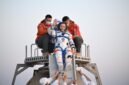 Astronaut Zhang Lu, Komandan Shenzhou-21 yang baru saja menyelesaikan misinya di angkasa bersama 2 awak lainnya selama 210 hari. (Xin)