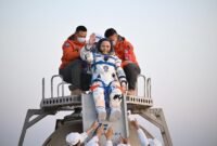 Astronaut Zhang Lu, Komandan Shenzhou-21 yang baru saja menyelesaikan misinya di angkasa bersama 2 awak lainnya selama 210 hari.  (Xin)