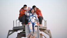 Astronaut Zhang Lu, Komandan Shenzhou-21 yang baru saja menyelesaikan misinya di angkasa bersama 2 awak lainnya selama 210 hari. (Xin)
