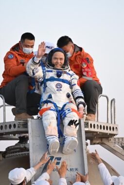Awak Shenzhou-21 Tampil di Hadapan Publik Usai Rekor Misi Antariksa selama 210 Hari