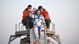 Astronaut Zhang Lu, Komandan Shenzhou-21 yang baru saja menyelesaikan misinya di angkasa bersama 2 awak lainnya selama 210 hari.  (Xin)