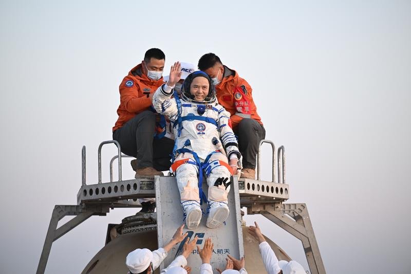 Astronaut Zhang Lu, Komandan Shenzhou-21 yang baru saja menyelesaikan misinya di angkasa bersama 2 awak lainnya selama 210 hari. (Xin)