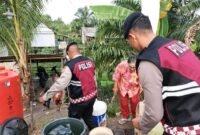 Bagi-bagi Air di Musim Kemarau [Nr]
