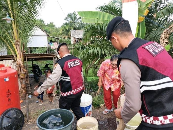 Bagi-bagi Air di Musim Kemarau [Nr]
