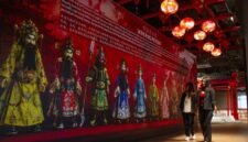 Tang Wei (Kanan), seniman asal Tiongkok, mementaskan wayang opera Peking klasik berjudul