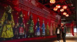 
Tang Wei (Kanan), seniman asal Tiongkok, mementaskan wayang opera Peking klasik berjudul 