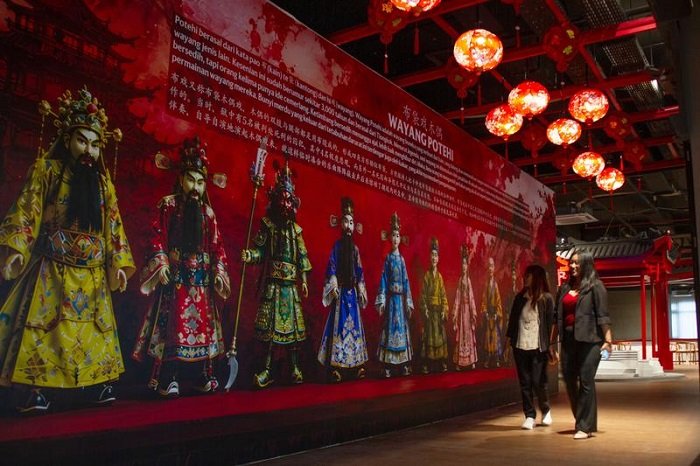 Tang Wei (Kanan), seniman asal Tiongkok, mementaskan wayang opera Peking klasik berjudul