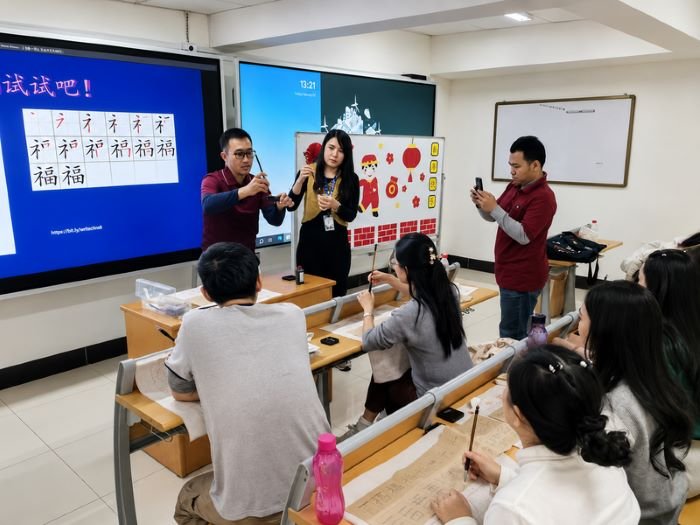 Foto yang diabadikan pada 19 Agustus 2026 ini menampilkan aktivitas kelas reguler bahasa Mandarin di BINUS School Semarang, di Semarang, Jawa Tengah. (Xinhua)