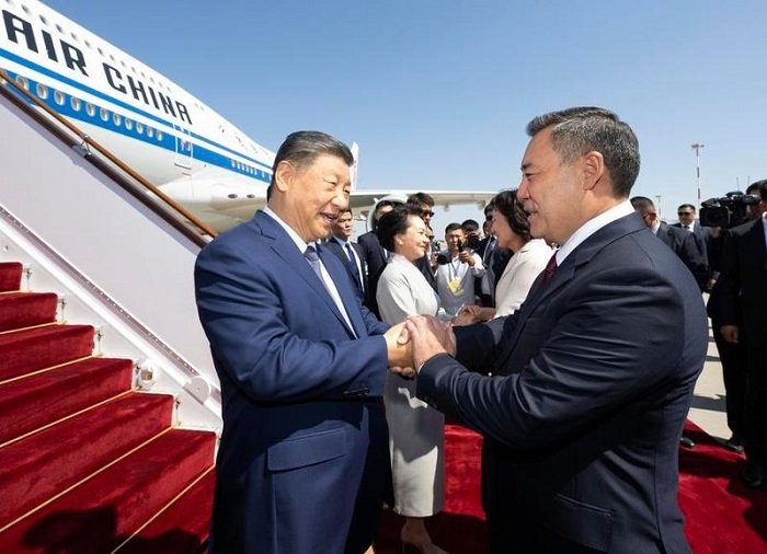 Presiden Tiongkok Xi Jinping tiba di Bishkek untuk menghadiri Konferensi Tingkat Tinggi (KTT) Organisasi Kerja Sama Shanghai (Shanghai Cooperation Organization/SCO) 2026 dan melakukan kunjungan kenegaraan ke Kirgizstan atas undangan Presiden Kirgizstan Sadyr Japarov pada 30 Agustus 2026. (Xinhua)