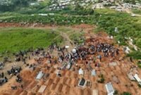Foto dari udara yang diabadikan menggunakan drone pada 23 Juni 2026 ini menunjukkan sebuah area pemakaman di dekat Bunia, Provinsi Ituri, Republik Demokratik Kongo. (Xin)
