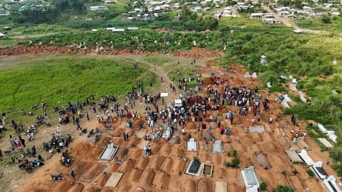 Foto dari udara yang diabadikan menggunakan drone pada 23 Juni 2026 ini menunjukkan sebuah area pemakaman di dekat Bunia, Provinsi Ituri, Republik Demokratik Kongo. (Xin)