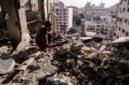 Warga Palestina memeriksa reruntuhan setelah serangan udara Israel menghantam sebuah apartemen di Gaza City pada 2 Agustus 2026. [Xin]