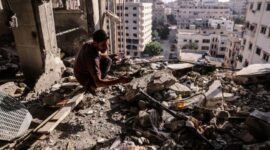 Warga Palestina memeriksa reruntuhan setelah serangan udara Israel menghantam sebuah apartemen di Gaza City pada 2 Agustus 2026. [Xin]