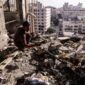 Warga Palestina memeriksa reruntuhan setelah serangan udara Israel menghantam sebuah apartemen di Gaza City pada 2 Agustus 2026. [Xin]
