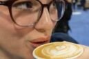 
Seorang wanita minum secangkir kopi dengan hiasan latte di atasnya dalam ajang Restaurants Canada Show (RC Show) 2026 di Mississauga, Ontario, Kanada, pada 8 Maret 2026. (Xinhua)