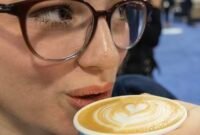 Seorang wanita minum secangkir kopi dengan hiasan latte di atasnya dalam ajang Restaurants Canada Show (RC Show) 2026 di Mississauga, Ontario, Kanada, pada 8 Maret 2026. (Xinhua)