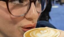
Seorang wanita minum secangkir kopi dengan hiasan latte di atasnya dalam ajang Restaurants Canada Show (RC Show) 2026 di Mississauga, Ontario, Kanada, pada 8 Maret 2026. (Xinhua)