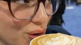 
Seorang wanita minum secangkir kopi dengan hiasan latte di atasnya dalam ajang Restaurants Canada Show (RC Show) 2026 di Mississauga, Ontario, Kanada, pada 8 Maret 2026. (Xinhua)