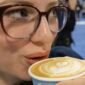 
Seorang wanita minum secangkir kopi dengan hiasan latte di atasnya dalam ajang Restaurants Canada Show (RC Show) 2026 di Mississauga, Ontario, Kanada, pada 8 Maret 2026. (Xinhua)