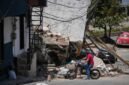 
SEORANG pria memeriksa kerusakan sebuah bangunan pascagempa bumi di Pereira, Kolombia, pada 14 Agustus 2026. (Xinhua)
