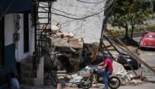 
SEORANG pria memeriksa kerusakan sebuah bangunan pascagempa bumi di Pereira, Kolombia, pada 14 Agustus 2026. (Xinhua)
