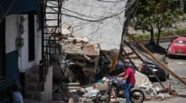 
SEORANG pria memeriksa kerusakan sebuah bangunan pascagempa bumi di Pereira, Kolombia, pada 14 Agustus 2026. (Xinhua)
