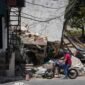 SEORANG pria memeriksa kerusakan sebuah bangunan pascagempa bumi di Pereira, Kolombia, pada 14 Agustus 2026. (Xinhua)
