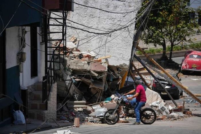 
SEORANG pria memeriksa kerusakan sebuah bangunan pascagempa bumi di Pereira, Kolombia, pada 14 Agustus 2026. (Xinhua)
