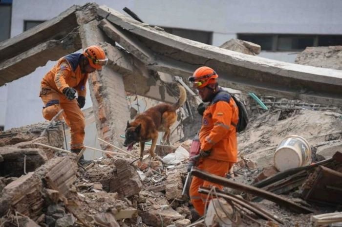 Pasukan Evakuasi Gempa Korban Kolombia [xin]