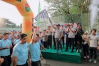 Gubernur Lampung Mirza saat melepas peserta jalan sehat didampingi Pangdam XXI Mayjen Kristomei [Ist] 