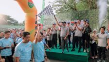 Gubernur Lampung Mirza saat melepas peserta jalan sehat didampingi Pangdam XXI Mayjen Kristomei [Ist] 