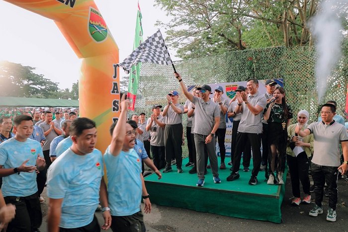 Gubernur Lampung Mirza saat melepas peserta jalan sehat didampingi Pangdam XXI Mayjen Kristomei [Ist] 