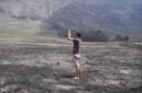 Foto yang diabadikan pada 20 Agustus 2026 ini memperlihatkan seorang wisatawan memotret suasana di kawasan Taman Nasional Bromo Tengger Semeru (TNBTS) seusai terjadi kebakaran hutan dan lahan di Kabupaten Probolinggo, Provinsi Jawa Timur. (Xinhua)
