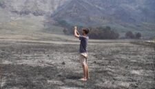Foto yang diabadikan pada 20 Agustus 2026 ini memperlihatkan seorang wisatawan memotret suasana di kawasan Taman Nasional Bromo Tengger Semeru (TNBTS) seusai terjadi kebakaran hutan dan lahan di Kabupaten Probolinggo, Provinsi Jawa Timur. (Xinhua)