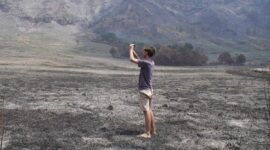 Foto yang diabadikan pada 20 Agustus 2026 ini memperlihatkan seorang wisatawan memotret suasana di kawasan Taman Nasional Bromo Tengger Semeru (TNBTS) seusai terjadi kebakaran hutan dan lahan di Kabupaten Probolinggo, Provinsi Jawa Timur. (Xinhua)