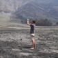 Foto yang diabadikan pada 20 Agustus 2026 ini memperlihatkan seorang wisatawan memotret suasana di kawasan Taman Nasional Bromo Tengger Semeru (TNBTS) seusai terjadi kebakaran hutan dan lahan di Kabupaten Probolinggo, Provinsi Jawa Timur. (Xinhua)