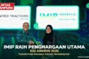Deputy Chief Editor IDX Channel Herik Kurniawan memberi Penghargaan Utama ESG untuk sektor Perindustrian dan Jasa Komersial kepada wakil IMIP Dermawati Sihite pada ajang IDX Channel ESG Awards 2026, di Jakarta, pada 29 Juli 2026. [Xin]