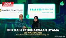Deputy Chief Editor IDX Channel Herik Kurniawan memberi Penghargaan Utama ESG untuk sektor Perindustrian dan Jasa Komersial kepada wakil IMIP Dermawati Sihite pada ajang IDX Channel ESG Awards 2026, di Jakarta, pada 29 Juli 2026. [Xin]