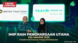 Deputy Chief Editor IDX Channel Herik Kurniawan memberi Penghargaan Utama ESG untuk sektor Perindustrian dan Jasa Komersial kepada wakil IMIP Dermawati Sihite pada ajang IDX Channel ESG Awards 2026, di Jakarta, pada 29 Juli 2026. [Xin]