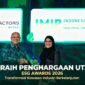Deputy Chief Editor IDX Channel Herik Kurniawan memberi Penghargaan Utama ESG untuk sektor Perindustrian dan Jasa Komersial kepada wakil IMIP Dermawati Sihite pada ajang IDX Channel ESG Awards 2026, di Jakarta, pada 29 Juli 2026. [Xin]