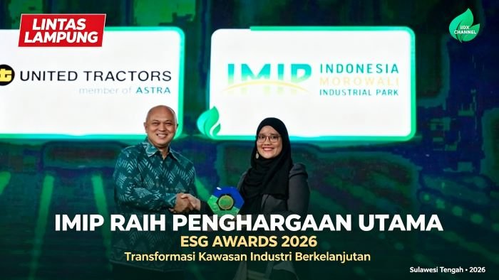 Deputy Chief Editor IDX Channel Herik Kurniawan memberi Penghargaan Utama ESG untuk sektor Perindustrian dan Jasa Komersial kepada wakil IMIP Dermawati Sihite pada ajang IDX Channel ESG Awards 2026, di Jakarta, pada 29 Juli 2026. [Xin]