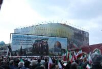 Orang-orang menghadiri upacara pemakaman seorang komandan Korps Garda Revolusi Islam (Islamic Revolutionary Guard Corps/IRGC), yang tewas akibat serangan AS-Israel, di Teheran, Iran, pada 1 April 2026. (Xin)
