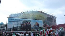 Orang-orang menghadiri upacara pemakaman seorang komandan Korps Garda Revolusi Islam (Islamic Revolutionary Guard Corps/IRGC), yang tewas akibat serangan AS-Israel, di Teheran, Iran, pada 1 April 2026. (Xin)